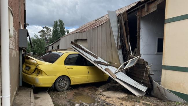 Car trapped after flash flooding in Molong