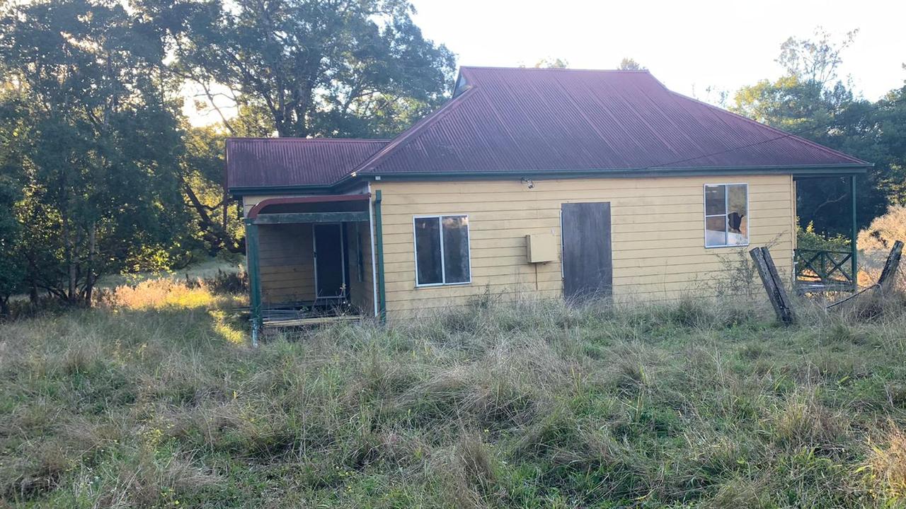 The abandoned Nimbin house where private investigators went looking for the belongings of missing backpacker Theo Hayez; and found those of Thea Liddle.