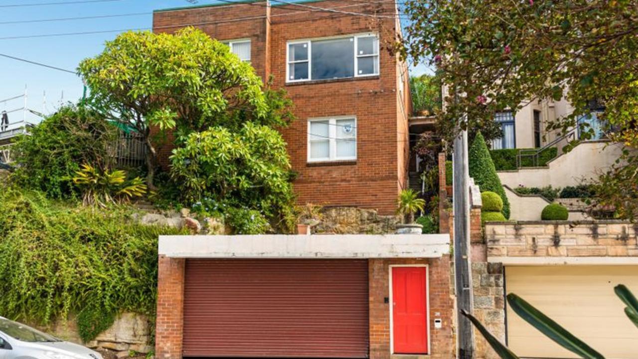 20 Bay View Drive, Lavender Bay sold for $6.71 million to knockdown rebuilders.