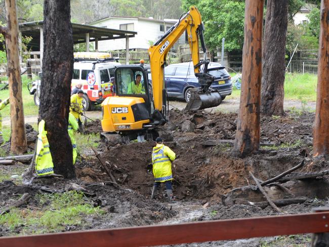 KENDALL, AUSTRALIA NewsWire Photos - NOVEMBER 22 2021: Strike Force Rosann detectives searching for William Tyrrell's remains in scrub off Batar Creek Rd, less than 900m from the Tyrrell's former family home at Kendall. Picture NCA NewsWire / Trevor Veale CAPTIONS