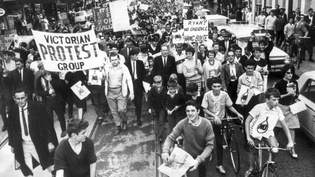 Anti-death penalty demonstrators march to Pentridge Prison in 1967.