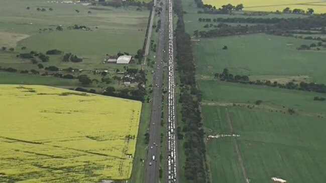 A long line of headlights with traffic from the coronavirus Little River checkpoint banked up almost to Werribee on Friday morning. Picture: Twitter/@tpwkelly