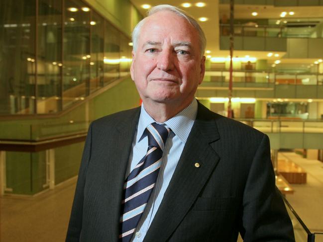 FEE APPLIES...ONE TIME USE... 28/07/2009 NEWS: FEE APPLIES...ONE TIME USE... 28/07/2009 NEWS: Tony Fitzgerald QC at the State Library of Queensland in Brisbane prior to giving the inaugural Tony Fitzgerald lecture. NN739648 NN739648