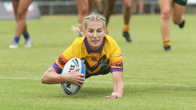 Ali Brigginshaw scores a try at the Commonwealth Championships. Photo: AAP