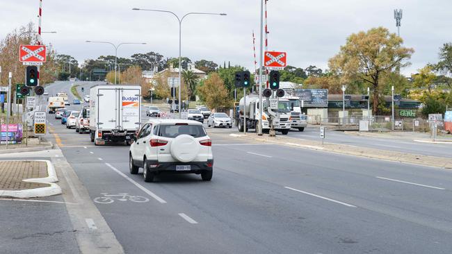 The Torrens Rd rail crossing at Ovingham.