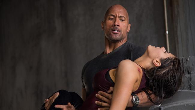 Big guy .... Dwayne Johnson and Alexandra Daddario in the action thriller San Andreas.