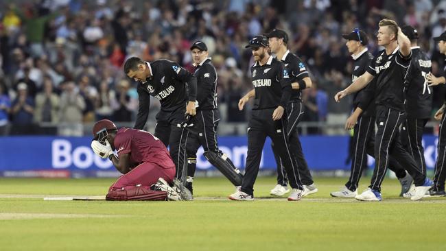 New Zealand's Ross Taylor consoles West Indies' Carlos Brathwaite