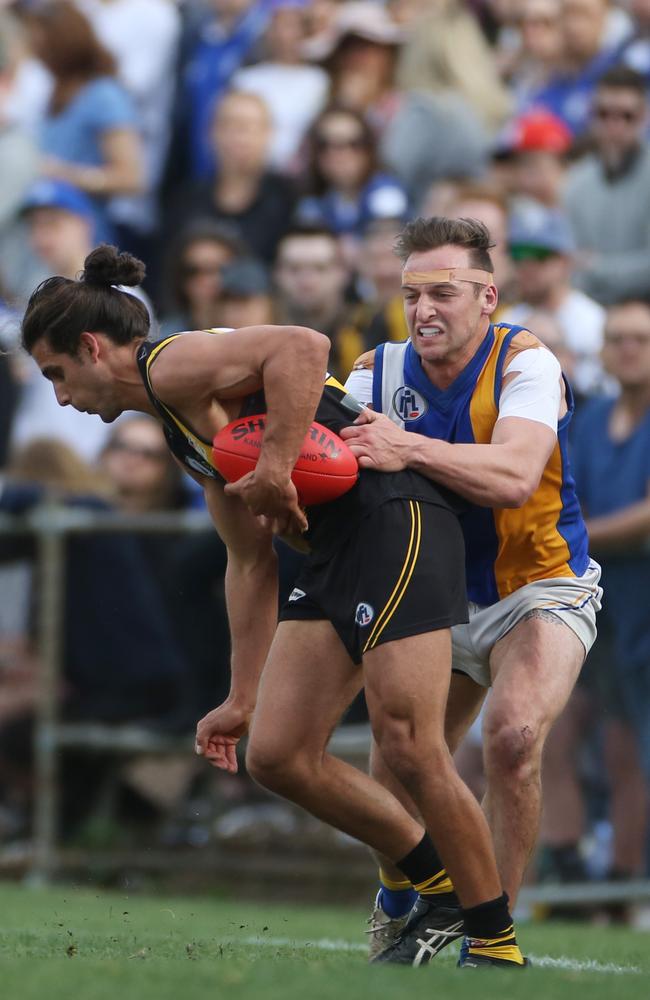 Joint league best and fairests Michael Brunelli and Lucas Hobbs battle in the 2016 grand final.