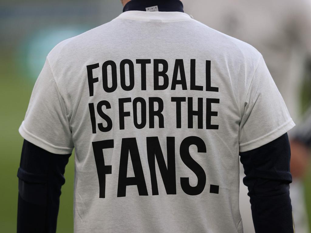 A Leeds United player wears a T-shirt with a slogan against a proposed new European Super League. (Photo by Clive Brunskill / POOL / AFP)