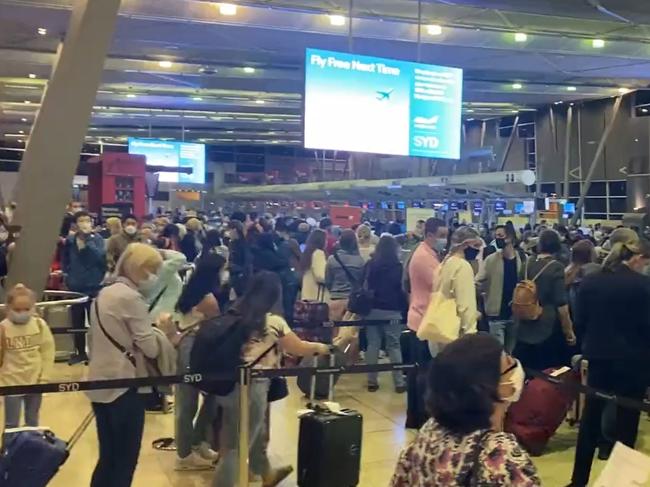 Chaos hits Sydney airport again, huge crowds, long lines and low staffing plaguing the hub., Picture: 9News, , Source: https://twitter.com/vella_lara/status/1513958487532847109