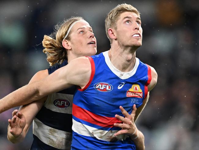 GEELONG, AUSTRALIA - JULY 20: Sam De Koning of the Cats and Tim English of the Bulldogs contest the ruck during the round 19 AFL match between Geelong Cats and Western Bulldogs at GMHBA Stadium, on July 20, 2024, in Geelong, Australia. (Photo by Daniel Pockett/Getty Images)