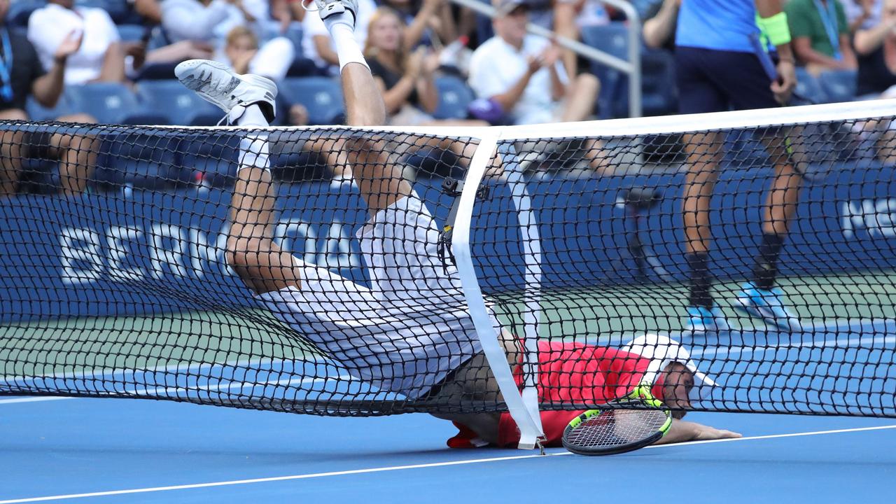 Il tedesco Oscar Otti cade in rete mentre giocava contro l'italiano Matteo Berrettini nel primo set.  Foto: AFP