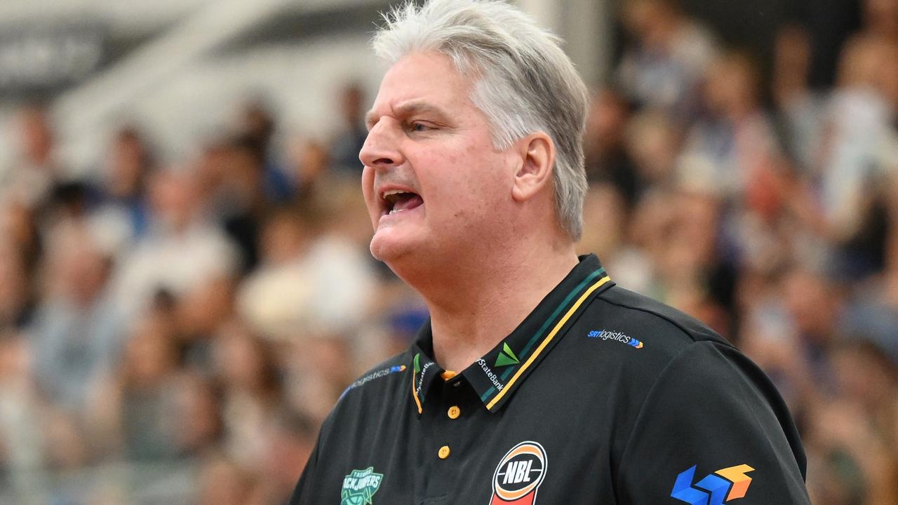 Prickly NBL coach’s rude responses to female reporter