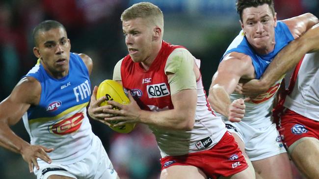 Swans' Dan Hannebery runs with the ball during the AFL round 23 match between Sydney Swans and Gold Coast Suns at the SCG in Sydney, Saturday, September 5, 2015. (AAP Image/David Moir) NO ARCHIVING, EDITORIAL USE ONLY