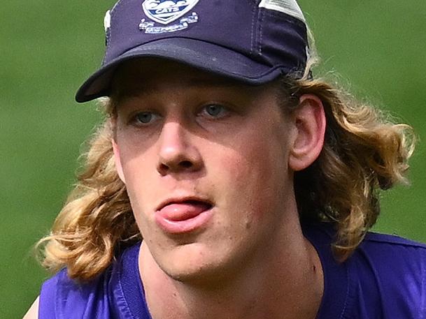 GEELONG, AUSTRALIA - SEPTEMBER 16: Sam De Koning of the Cats handballs during a Geelong Cats AFL training session at GMHBA Stadium on September 16, 2024 in Geelong, Australia. (Photo by Quinn Rooney/Getty Images)