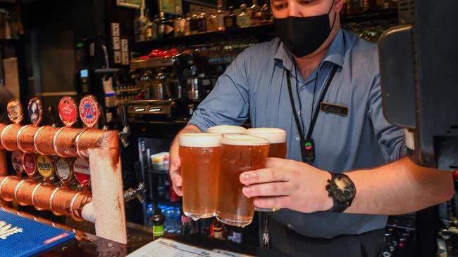 Vaccine recipients will have access to a $10 voucher at select clubs across Queensland. Picture: William AFP