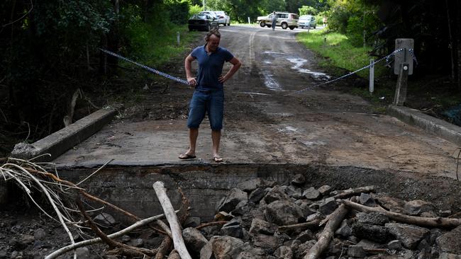 A man gages crossing a washed out road in his 4WD on the Kyogle Rd near Nimbin, New South Wales, Sunday, April 2, 2017. (AAP Image/Tracey Nearmy).