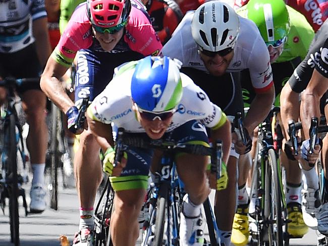 Australian rider Caleb Ewan of team Orica-GreenEdge (centre) powers towards the finish line to win stage six of the Tour Down Under in Adelaide, Sunday, Jan. 24, 2016. (AAP Image/Dan Peled) NO ARCHIVING, EDITORIAL USE ONLY