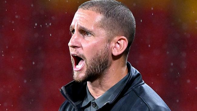 Ill Cahn stands down as Roar coach