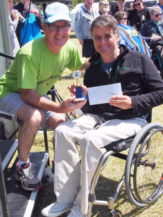 Maroubra MP Michael Daley presents a trophy at the 2016 Fun Run. Picture: supplied.