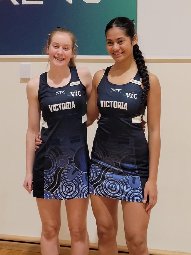 Allie Davidson (L) and Amalani Fauonuku (R) of Victoria Netball