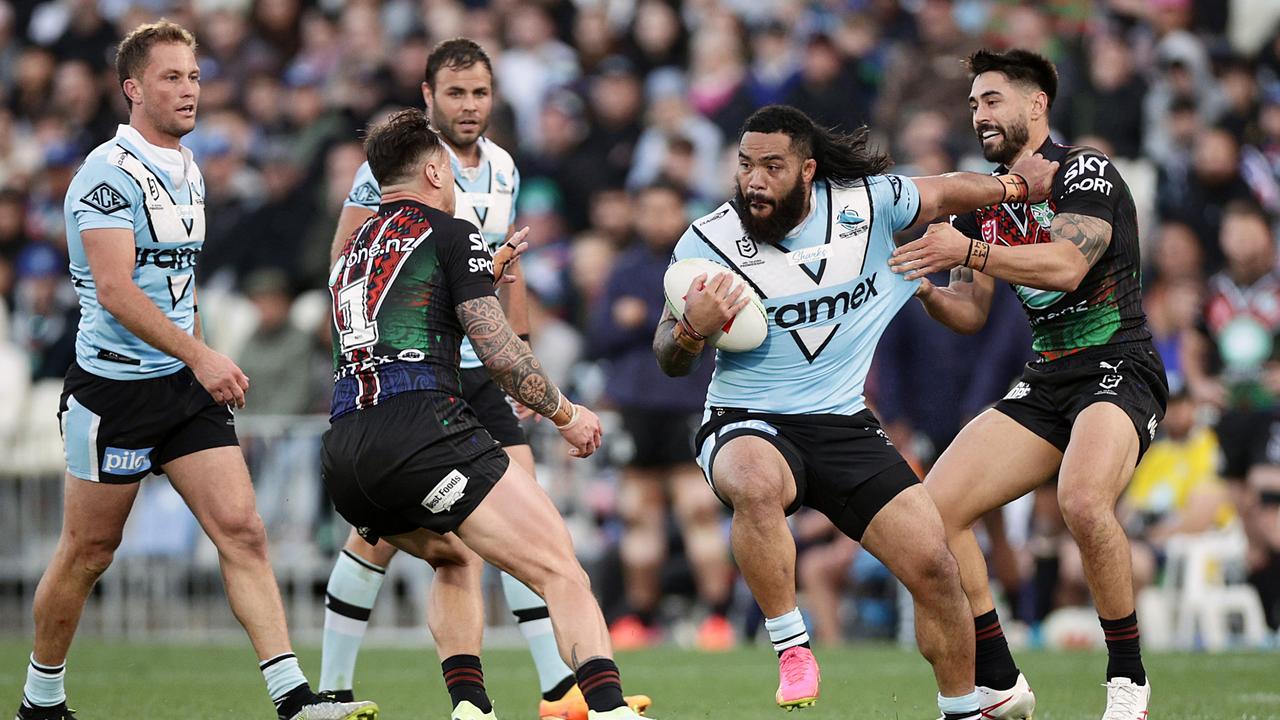 Auckland, New Zealand. 21st July, 2023. Warriors players celebrate with  Shaun Johnson after he kicked the winning field goal during the NRL Round  21 match between the New Zealand Warriors and the