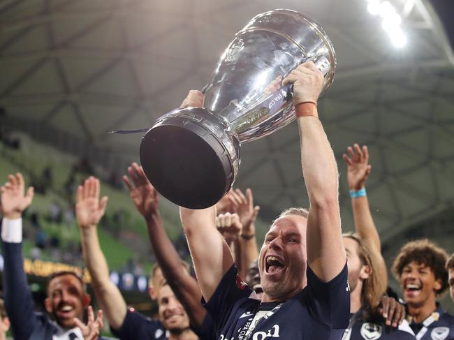 MELBOURNE, AUSTRALIA - FEBRUARY 05: Melbourne Victory celebrate winning the 2021 FFA Cup Final match between Melbourne Victory and Central Coast Mariners at AAMI Park on February 05, 2022 in Melbourne, Australia. (Photo by Graham Denholm/Getty Images)