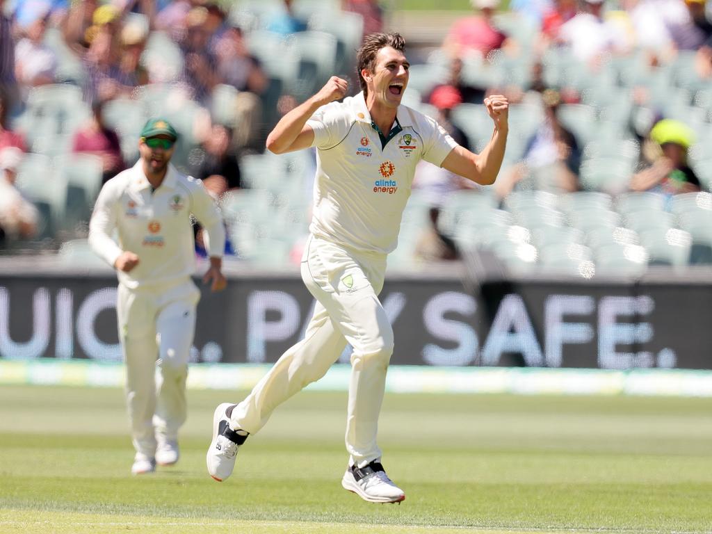 Pat Cummins set the tone and grabbed the key wicket of Virat Kohli. (Photo by Daniel Kalisz/Getty Images)