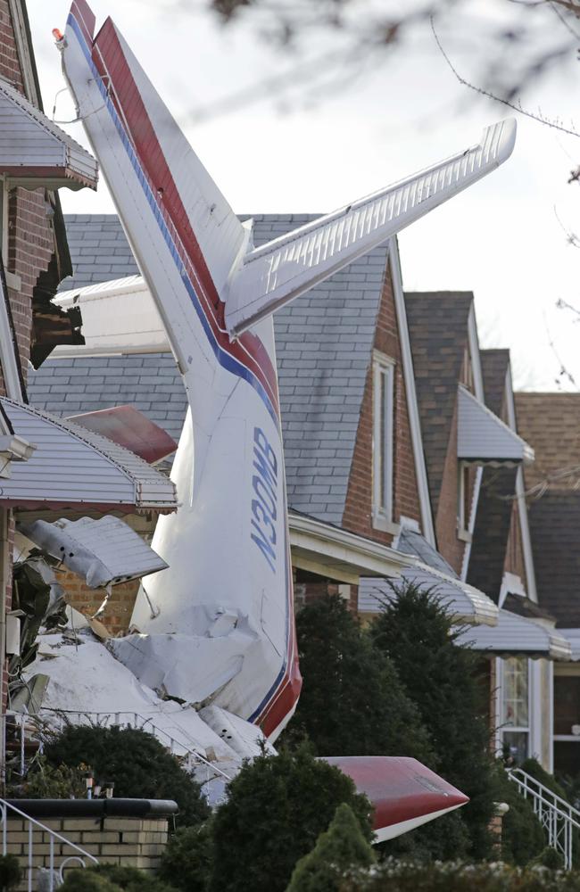 Plane crashes into Chicago home, killing pilot, but sleeping couple