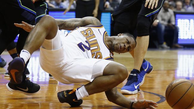 basketball player hurts leg