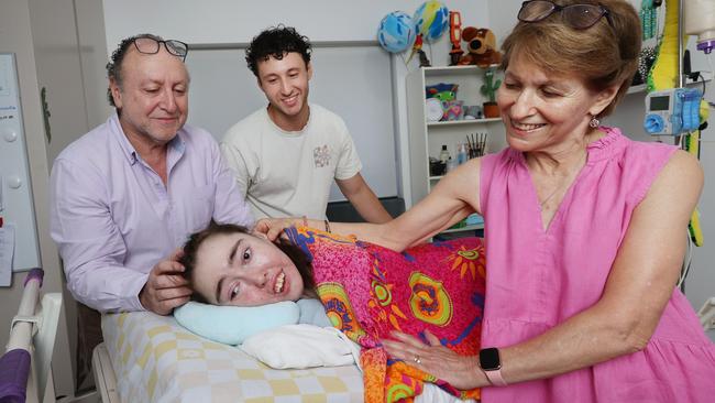 Jess Schonberger with her parents, Debbie and Earl, and brother Ariel. Picture: John Feder