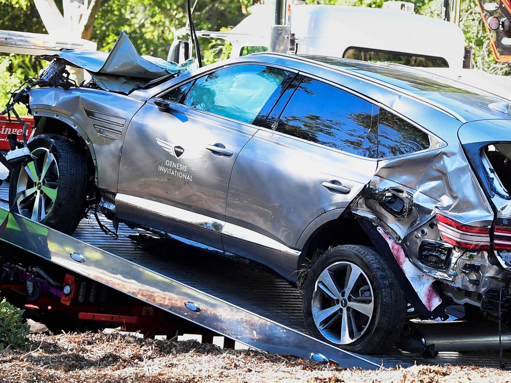 A tow truck recovers the vehicle driven by golfer Tiger Woods in Rancho Palos Verdes. (Photo by Frederic J. BROWN / AFP)