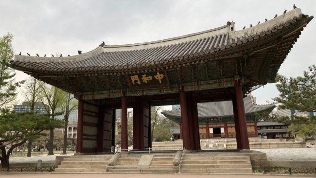 When it comes to sightseeing, just walk around the streets and you’ll stumble on sites like Deoksugung Palace. Picture: Evelyn Yamine.