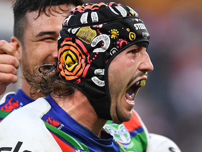 BRISBANE, AUSTRALIA - AUGUST 22: Josh Curran of the Warriors celebrates scoring a try during the round 23 NRL match between the Brisbane Broncos and the New Zealand Warriors at Suncorp Stadium, on August 22, 2021, in Brisbane, Australia. (Photo by Albert Perez/Getty Images)