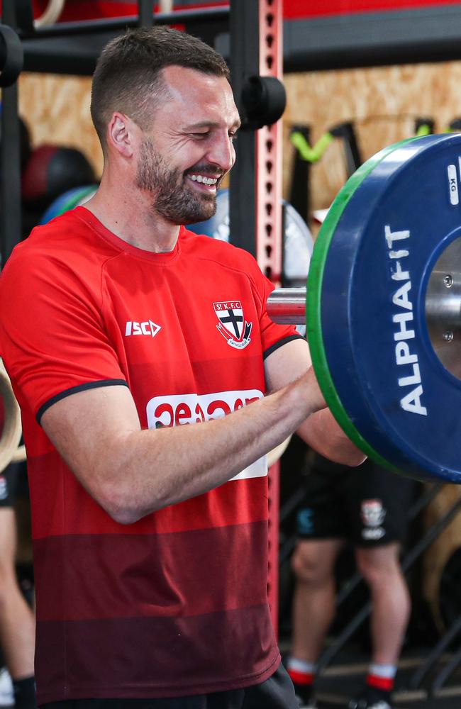 St Kilda's skipper Jarryn Geary muscles up at RACV Noosa Resort in 2020.