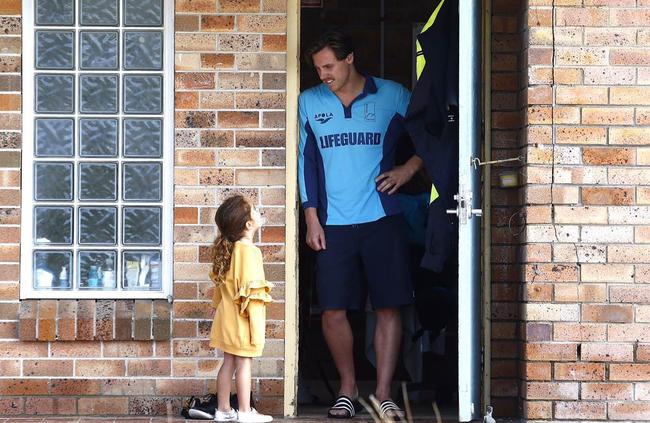 9.19am. The Chat. Gracie Dwyer, 3, chats with Bronte Lifeguard Joel Bevilaqua at Bronte Beach @wentworth_courier @snapsydney #SnapSydney 2018 #photography #bronte. Picture: John Appleyard