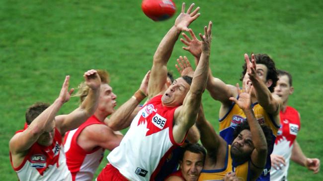 25/09/2005 NEWS: Leo Barry takes the match winning mark in a congested pack. 2005 Grand Final. Sydney Swans v West Coast Eagles. MCG.