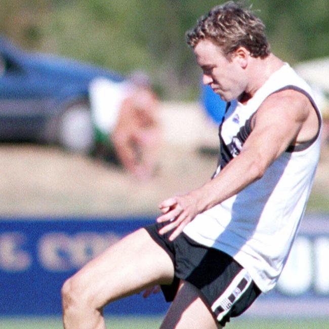 APRIL 24, 2004: Ben McEntee No.19 for Southport in action during THE SOUTHPORT vs Morningside game at the SHARKS GROUND QAFL MATCH. PicMike/Batterham - football australian rules sport