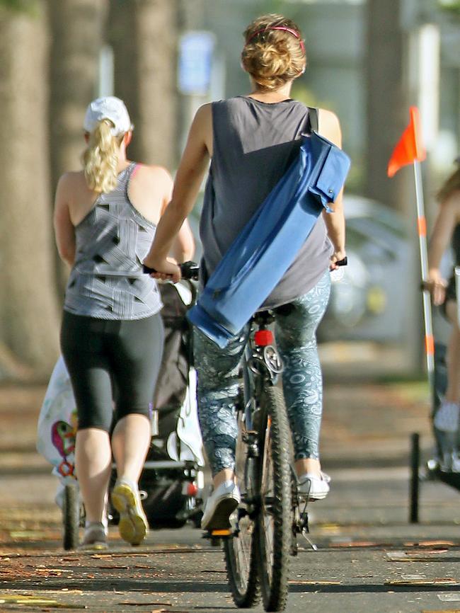 Even on the shared pathway there were cyclists with no helmet.