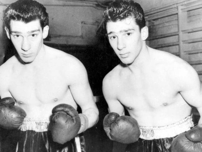 (L-R) Twin gangsters Ronnie and Reggie Kray during their amateur boxing days.