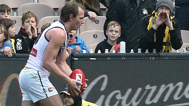 David Mundy lines up his matchwinning kick after the siren. Picture: Wayne Ludbey