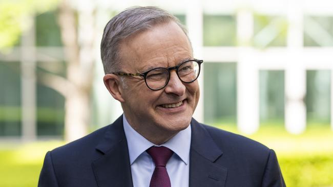 During the election campagin, Anthony Albanese promised power prices would come down by $275 per household, but the Budget paints a different picture.