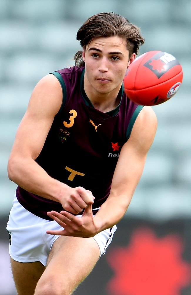 Oliver Davis thrives in congestion. Picture: Steve Bell/AFL Photos/via Getty Images