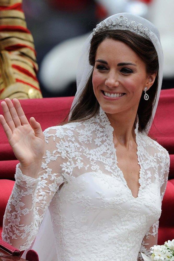 Kate Middleton Wedding Dress Alexander Mcqueen Gown From Every Angle And Facts Vogue Australia