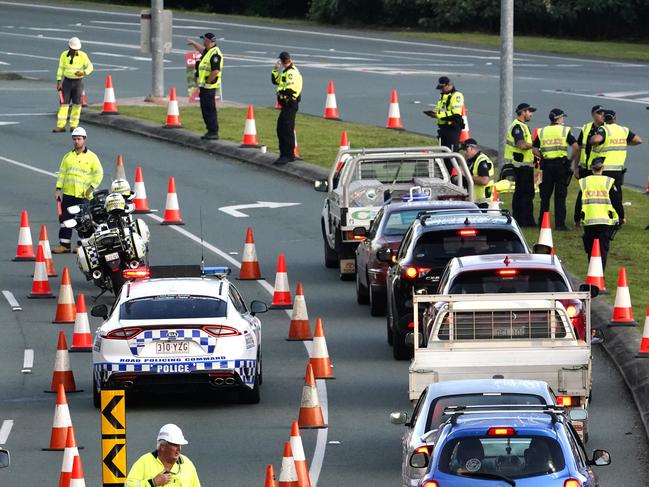 Motorists are stopped at a checkpoint on the Gold Coast Highway at Coolangatta on the Queensland/NSW border border , Thursday, March 26, 2020. The Queensland border is closed to non Queensland residents as authorities try to stop the spread of COVID-19. (AAP Image/Dave Hunt) NO ARCHIVING