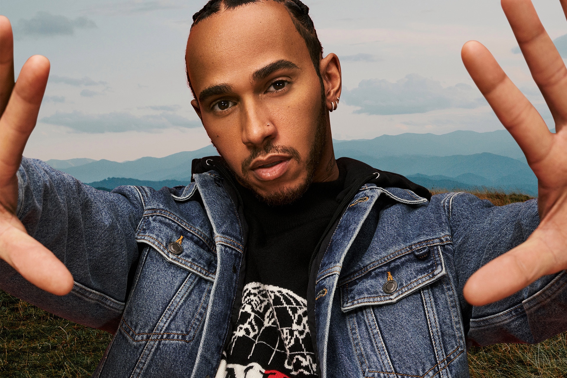 kaos Derved Tåget Lewis Hamilton & Tommy Hilfiger Guide Us Through Their New Collection - GQ  Australia