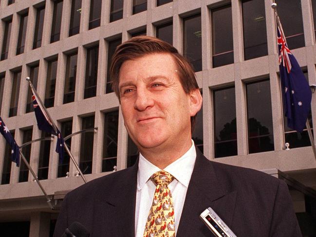 Victorian premier Jeff Kennett, door stop, front of Treasury House.melb nov 1995 p/ /politician