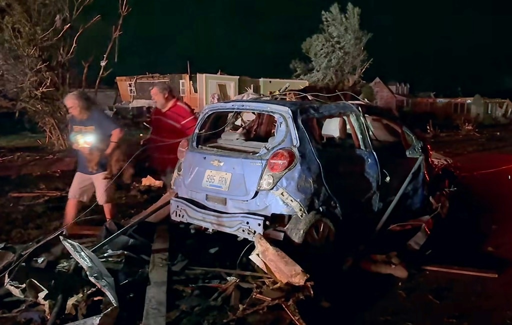 Tornadoes kill more than 20 in south-central US