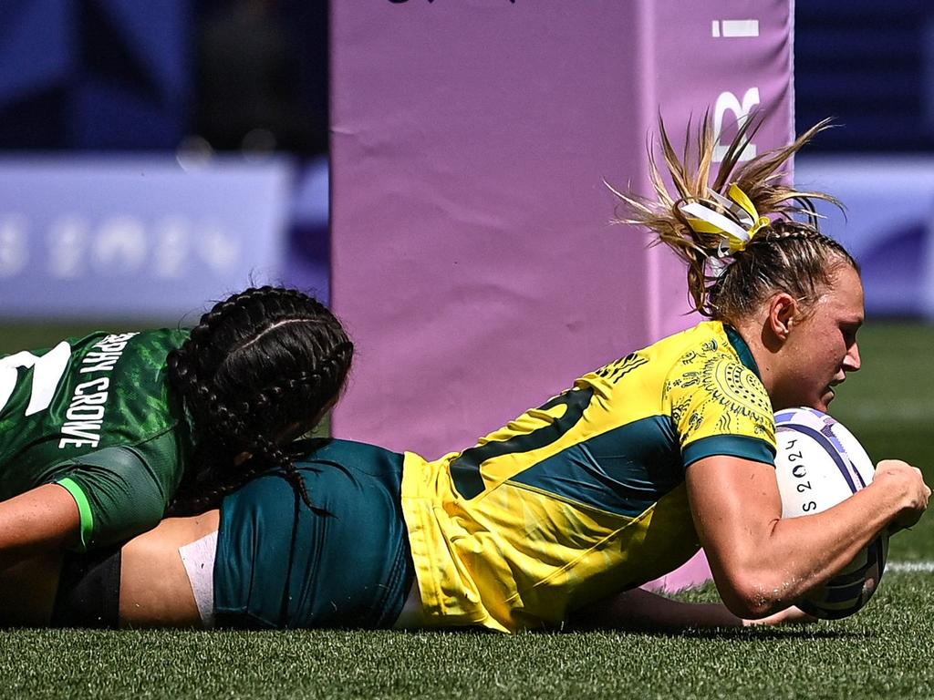 Australia's Maddison Levi scores a try in Paris. Picture: CARL DE SOUZA / AFP.