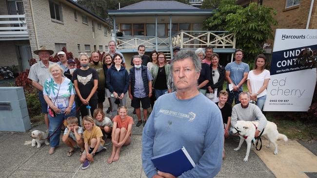 Friends of Currumbin President Peter Kershaw in front of the large crowd of Currumbin residents taking council and a developer to court over a proposed development at 798-800 Pacific Parade. Picture Glenn Hampson